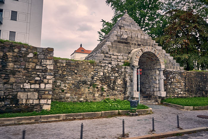 Plecnik Arbeit an der Römischen Mauer