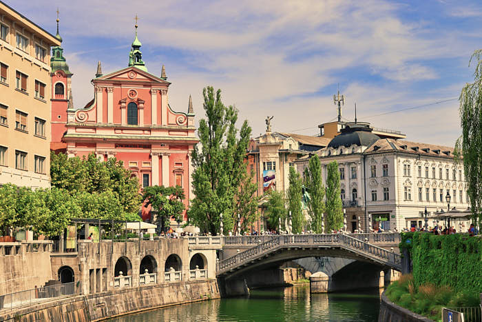 Blick Ljubljanica auf die Tromostovje Brücke