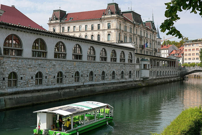 Markthalle Ljubljana mit Boot auf der Ljubljanica