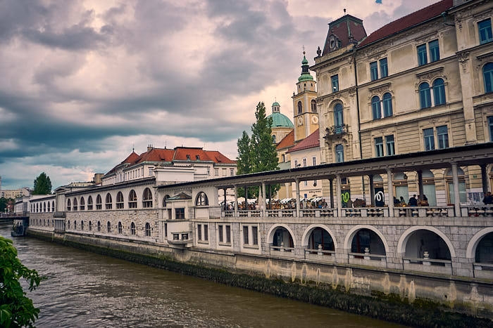 Markthalle Ljubljana Blick von der Tromostovje Brücke