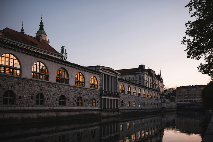 Markthalle Ljubljana bei Sonnenuntergang