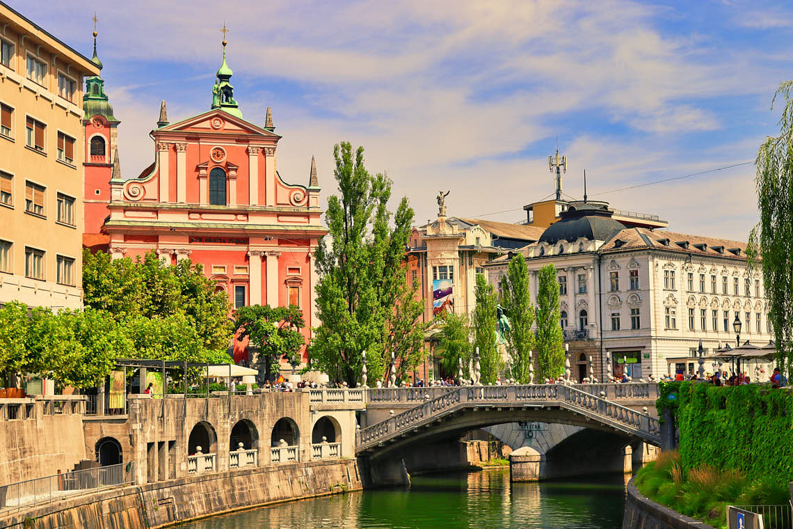Blick Franziskanerkirche an der Ljubljanica mit Tromostovje