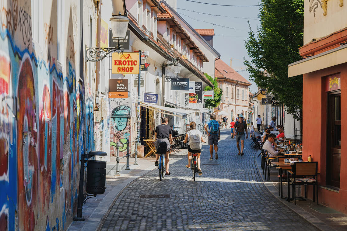 Fahrradfahrer in der Fußgängerzone Ljubljana